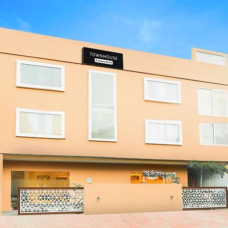 Chinhat Super Townhouse Viraj Khand Formerly Veridian Inn מראה חיצוני תמונה