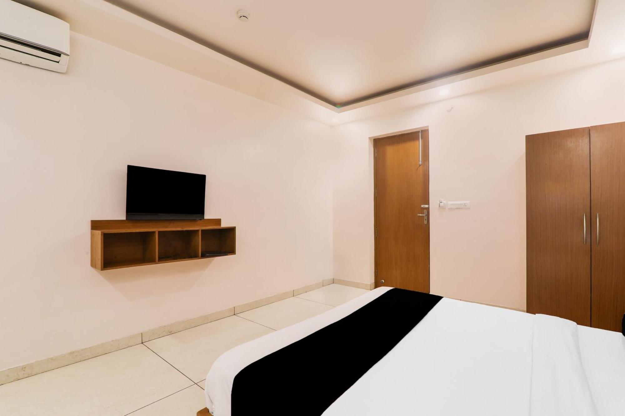 Chinhat Super Townhouse Viraj Khand Formerly Veridian Inn מראה חיצוני תמונה